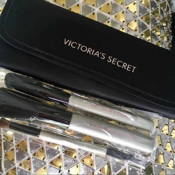 Victoria's Secret Other - 💋 3/$20 Victoria’s Secret makeup brushes